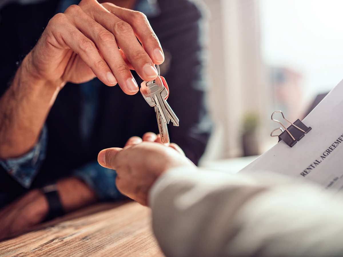 Agent handing keys to client